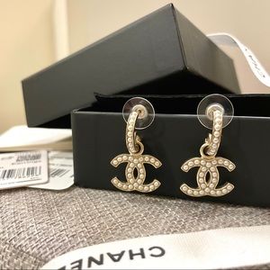 ❌SOLD❌ Chanel 21P Gold Pearly CC Dangle Earrings